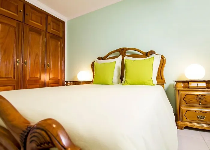 Haus Der Scheinwerfer Mit Freier Garage By Interhome